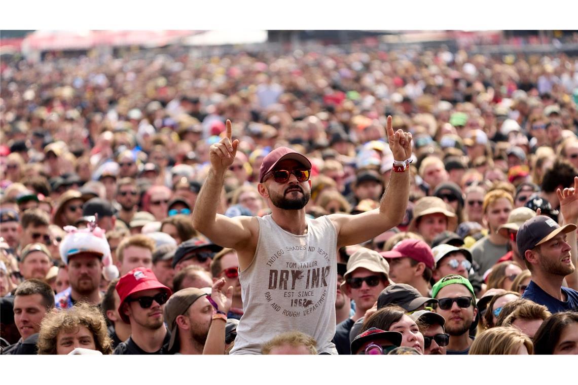 Rockfans drängen sich beim Open-Air-Festival "Rock am Ring".