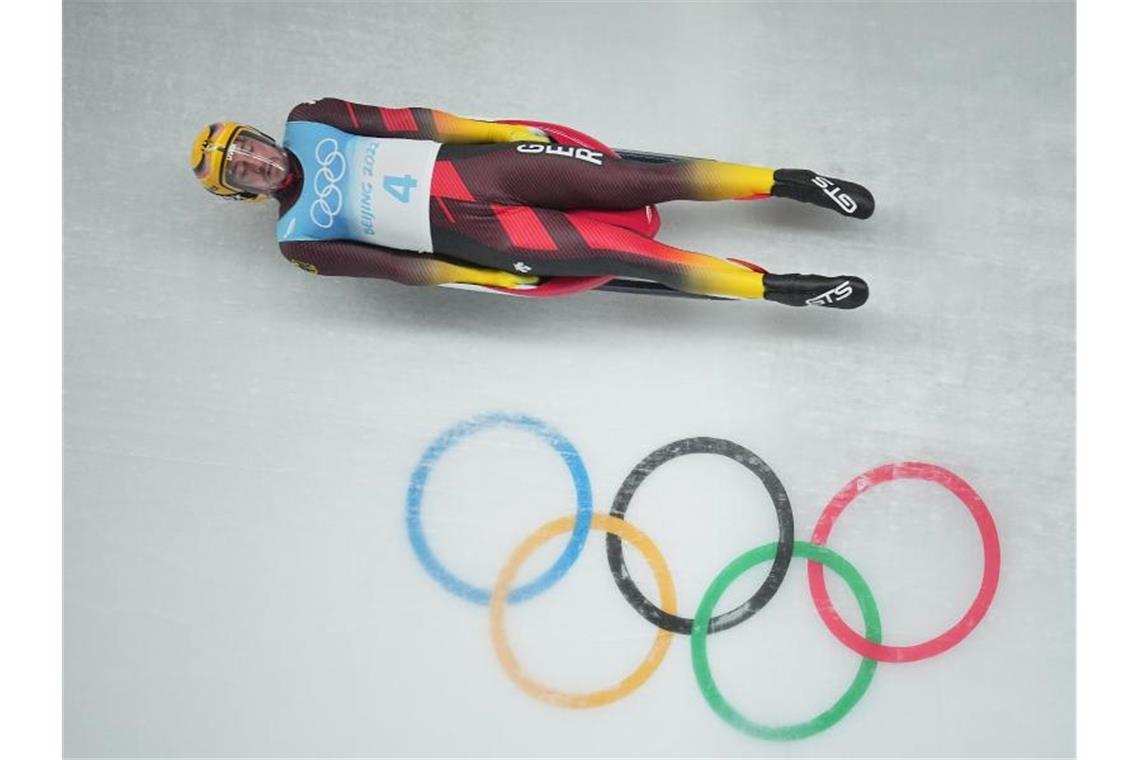Rodler Ludwig holt erstes deutsches Olympia-Gold Rodler Johannes Ludwig rast durch den olympischen Eiskanal. Foto: Michael Kappeler/dpa