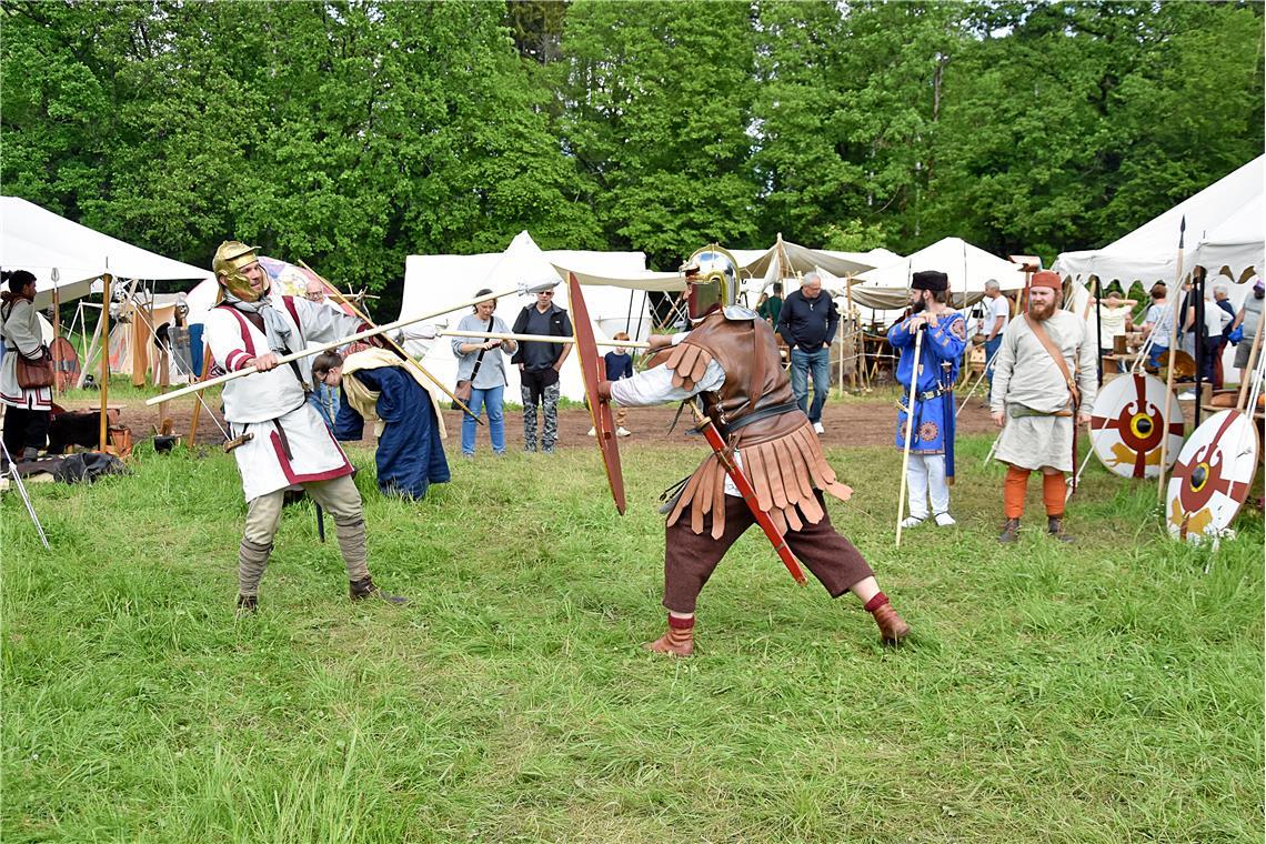 Römische Soldaten trainieren für den Schaukampf gegen die Kelten, der später sta...