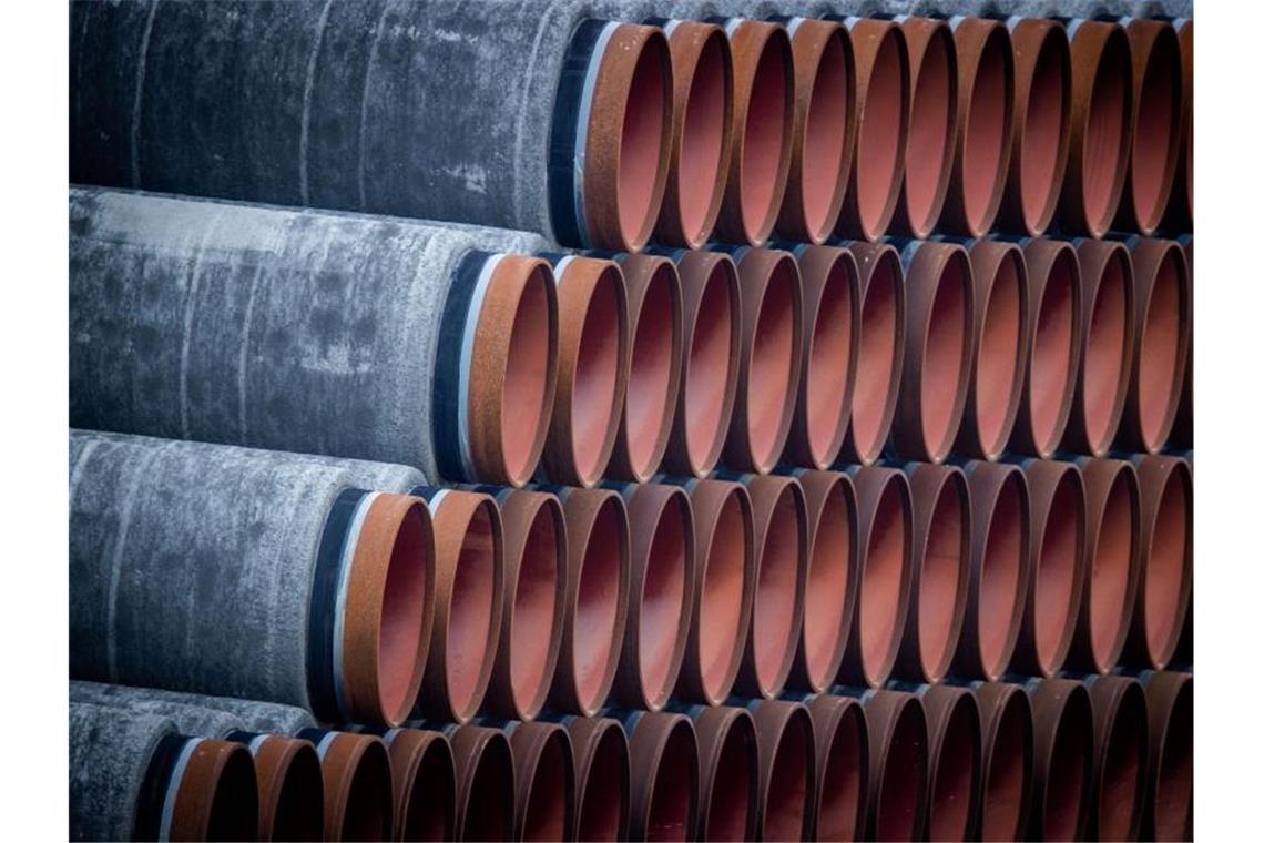 18 Firmen ziehen sich aus Nord Stream 2 zurück Rohre für die Erdgaspipeline Nord Stream 2 liegen auf einem Lagerplatz im Hafen Mukran auf der Insel Rügen. Foto: Jens Büttner/dpa-Zentralbild/dpa