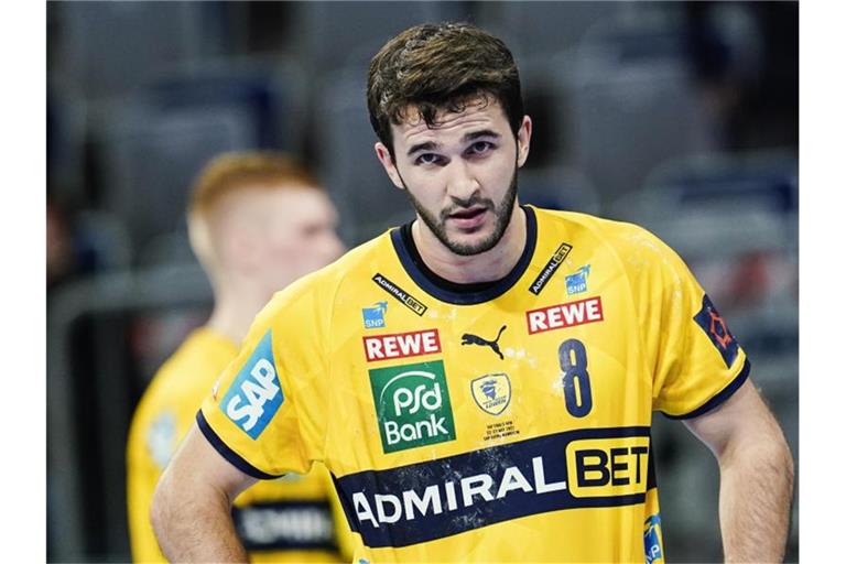 Romain Lagarde von den Rhein-Neckar Löwen steht nach Spielende auf dem Spielfeld. Foto: Uwe Anspach/dpa/Archivbild