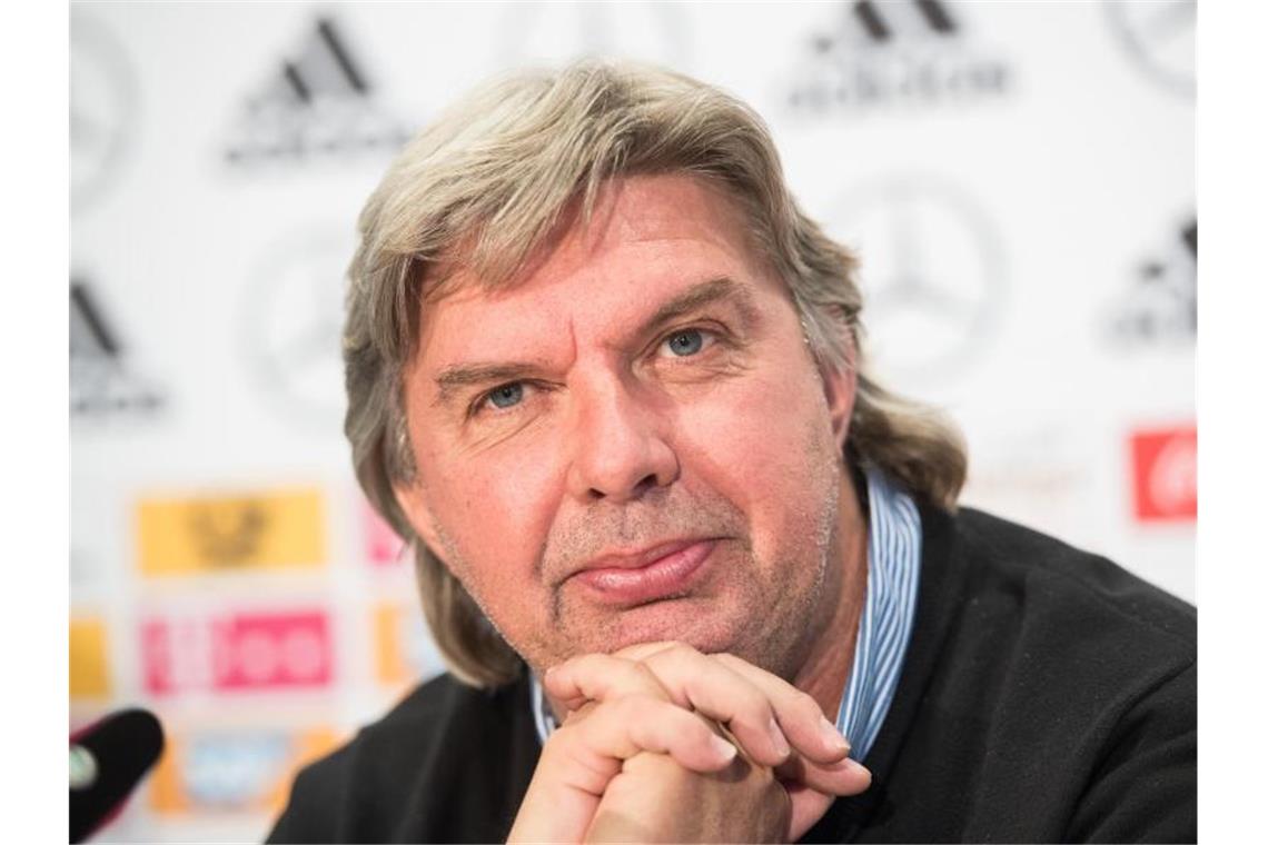 Ronny Zimmermann, Vizepräsident des DFB, sitzt bei einer Pressekonferenz. Foto: picture alliance / Andreas Arnold/dpa/Archivbild