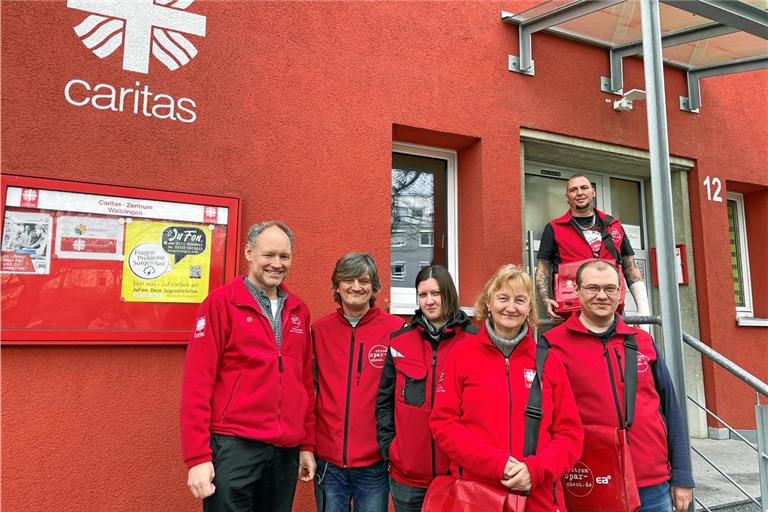 Rote Jacken, rote Taschen: Die Stromsparhelfer der Caritas tingeln von Haushalt zu Haushalt im Rems-Murr-Kreis. Foto: Energieagentur Rems-Murr