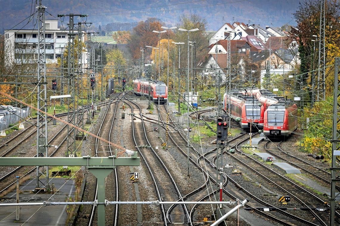 Rote Signale und abgestellte Bahnen: Durch den Streik steht der Backnanger Bahnhof am Donnerstag weitgehend still. Foto: Alexander Becher