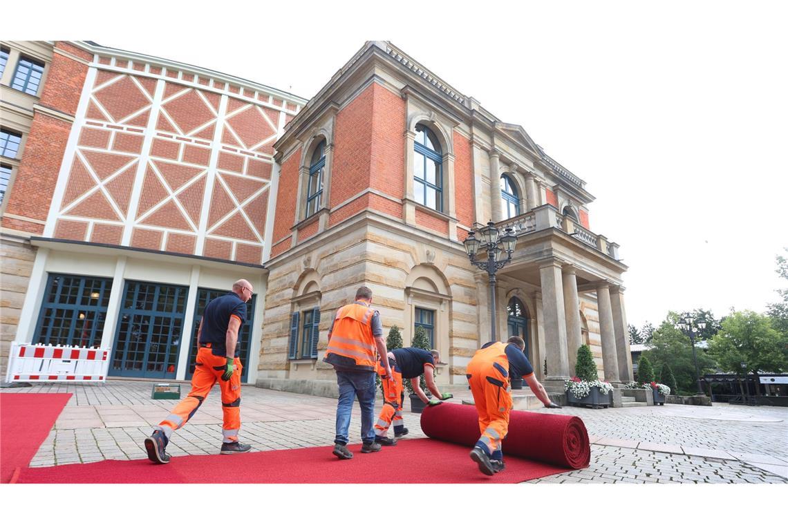 Roter Teppich für die Prominenz aus Politik, Kultur und Gesellschaft (Archivbild).