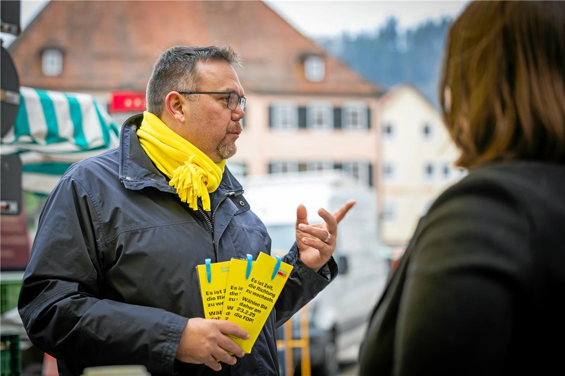 Ruben Hühnerbein wirbt beim Wahlkampf in seiner Heimatstadt Murrhardt für einen politischen Richtungswechsel unter einer Koalition aus CDU und FDP. Foto: Alexander Becher