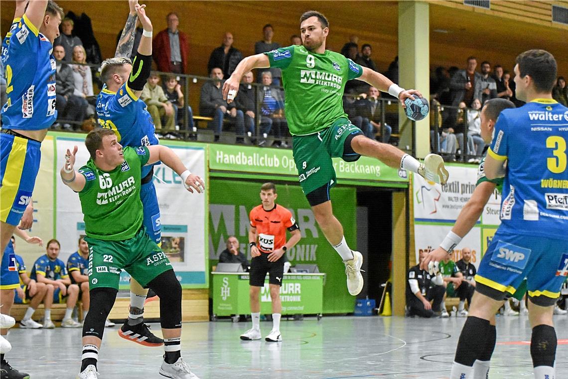 Ruben Sigle (beim Wurf) überspringt mit dem HC Oppenweiler/Backnang die Hürde SG Pforzheim/Eutingen. Foto: Tobias Sellmaier