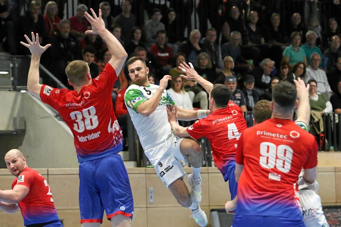 Ruben Sigle (beim Wurf) und die HCOB-Handballer waren in Vinnhorst drauf und dran, eine Überraschung zu schaffen. Foto: Alexander Hornauer