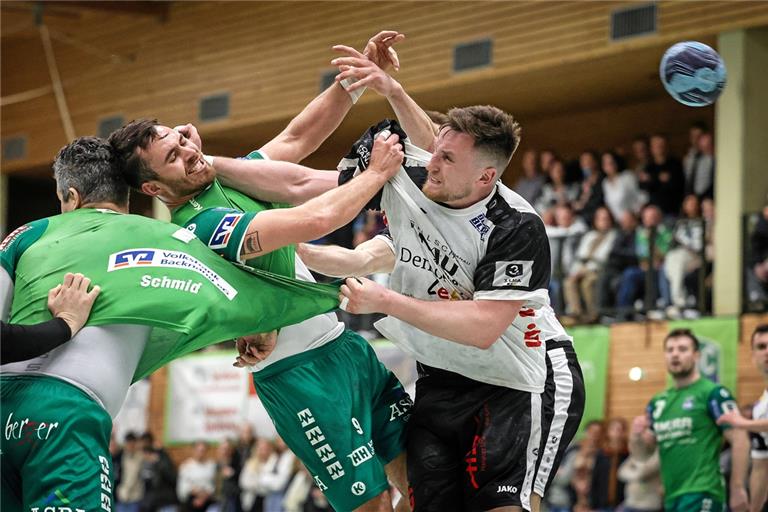 Ruben Sigle (Mitte) erlebte mit dem HCOB gleich zum Auftakt, wie hart die Aufstiegsrunde ist. Nach dem 31:31 gegen Hanau wartet auf die Handballer aus dem Murrtal nun im ersten Auswärtsspiel mit dem TV Emsdetten ein Ex-Zweitligist, der sofort wieder hoch will. Foto: Alexander Becher