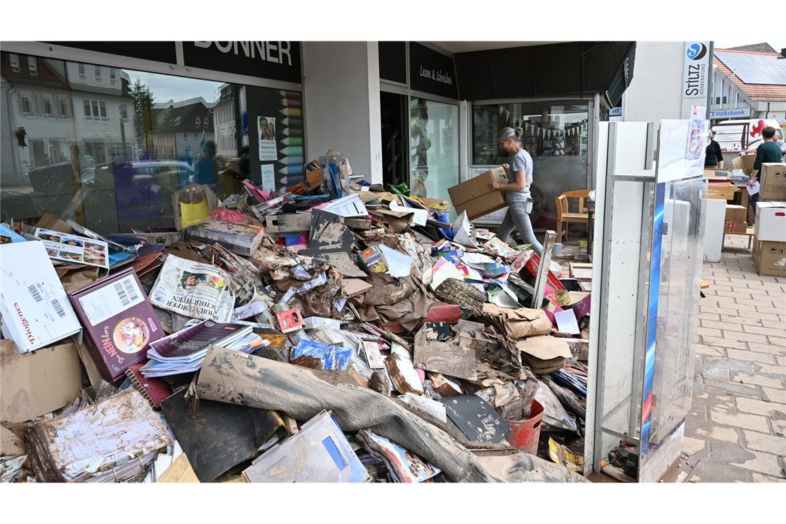 Rudersberg: Helfer räumen Gegenstände aus einem von einem Unwetter betroffenen Gebäude.