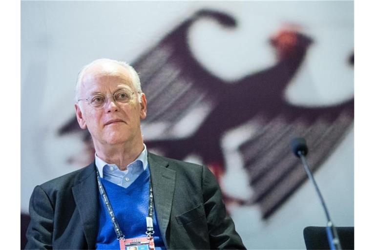 Rudolf Scharping, Präsident des Bund Deutscher Radfahrer (BDR), gibt ein Statement. Foto: Sebastian Gollnow/dpa/Archivbild