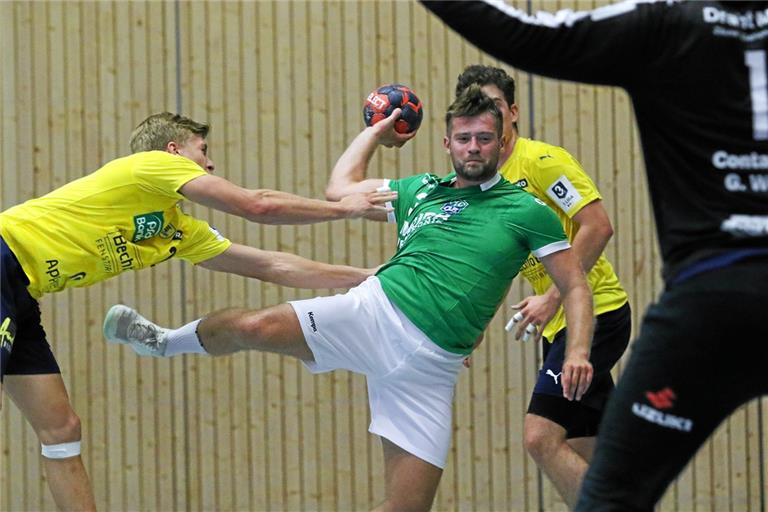 Rückraumspieler Daniel Schliedermann (am Ball) will sich mit dem HC Oppenweiler/Backnang nicht aufhalten lassen. Foto: Alexander Hornauer