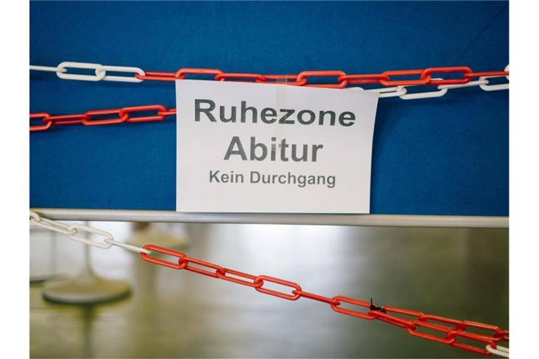 „Ruhezone Abitur Kein Durchgang“ steht auf einer Absperrung in einer Schule. Foto: Ole Spata/dpa/Symbolbild