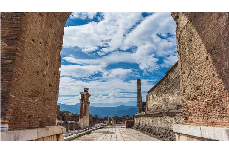 Ruinen von Pompeji in der Nähe von Neapel - Panorama von einer verlassenen Straße. Ab diesem Freitag gilt in Pompeji ein Besucherlimit (Archivfoto).