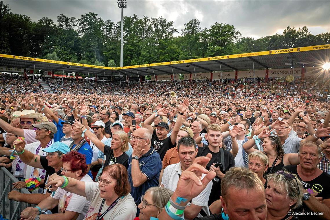 Rund 16.500 Fans feiern im Stadion mit, das Konzert ist ausverkauft. 