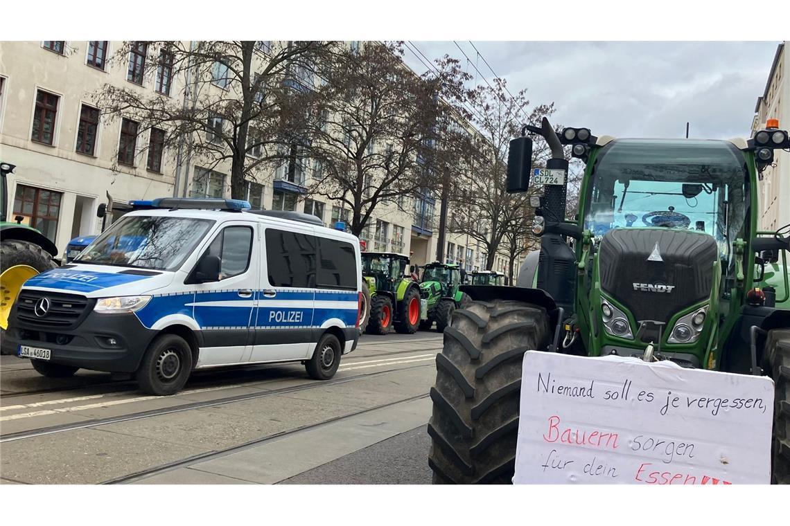 Rund 200 Teilnehmer seien vor Ort gewesen. Sie hätten ihre Maschinen rund um den Veranstaltungsort geparkt und Feuer angezündet.