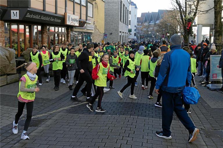 Rund 220 Schüler machen sich eine Stunde vor dem Start in der Grabenstraße warm und sorgen kurzfristig dafür, dass hier kein Durchkommen mehr ist. Foto: Alexander Becher