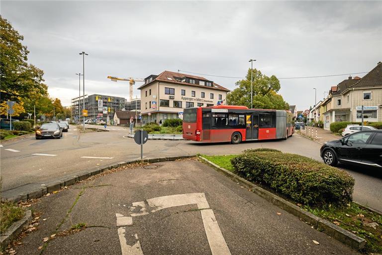 Rund 28000 Fahrzeuge fahren jeden Tag durch den sogenannten Kawag-Kreisel. Im Berufsverkehr staut sich hier regelmäßig der Verkehr. Foto: Alexander Becher