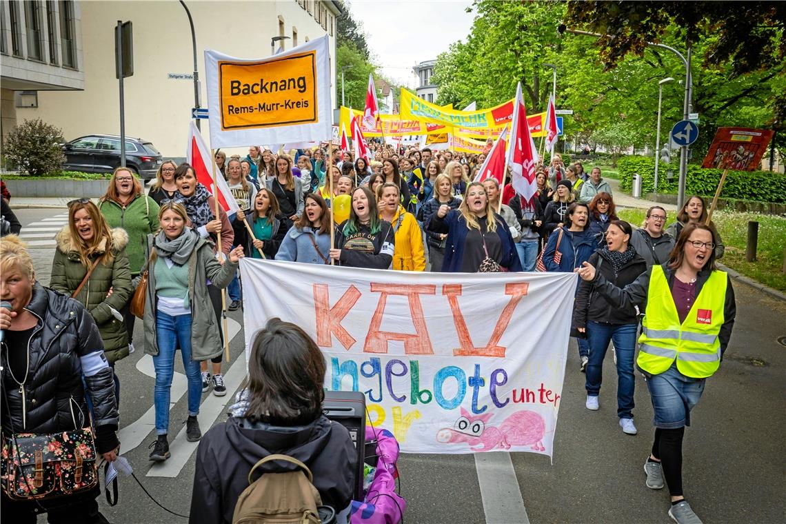 Verdi ruft zu Streik: Viele Backnanger Kitas geschlossen Rund 300 Erzieherinnen und Erzieher streikten heute für bessere Bezahlung und bessere Arbeitsbedingungen. Auch einige Eltern unterstützten die Streikenden, obwohl einige städtische Kitas aufgrund des Streiks geschlossen blieben. Foto: Alexander Becher