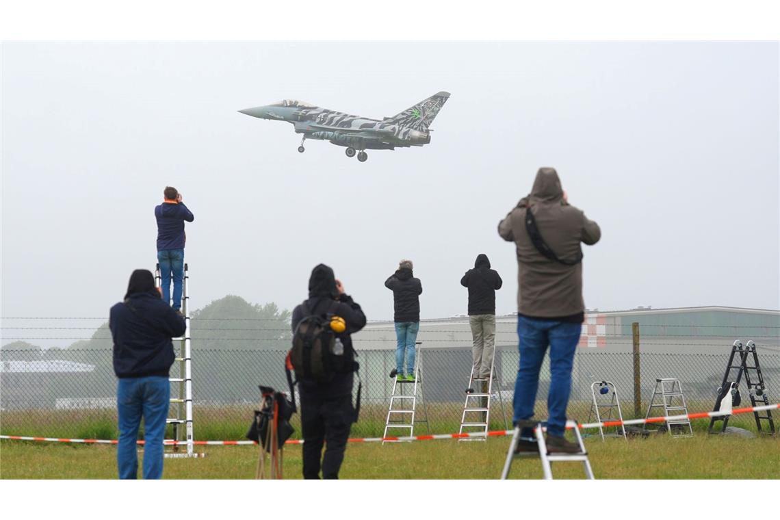 Rund 60 Kampfjets und Hubschrauber aus elf Nato-Staaten sowie der Schweiz und Österreich nehmen an dem internationalen Luftwaffen-Manöver "Tiger Meet" im schleswig-holsteinischen Jagel teil. Dazu gehört auch dieser Eurofighter, den Plane-Spotter hier beobachten.