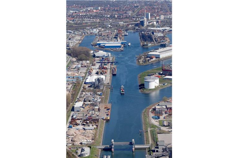 Rund 6,5 Millionen Tonnen Waren werden jedes Jahr in den Rheinhäfen vor den Toren Karlsruhes umgeschlagen. Mit dem neuen 5-G-Netz soll das noch schneller gehen. Foto: Telent