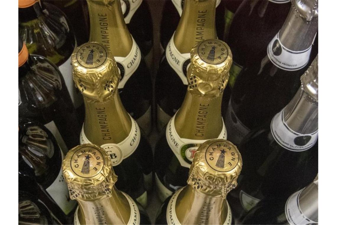 Sektflasche im Pint-Format soll Comeback feiern Rund ein Jahr nach dem finalen Bruch mit der EU wollen die Briten ihre neuen Freiheiten nutzen, um Sektflaschen mit dem Volumen eines Pint-Glases wieder einzuführen. Foto: Paul Zinken/dpa/Symbolbild