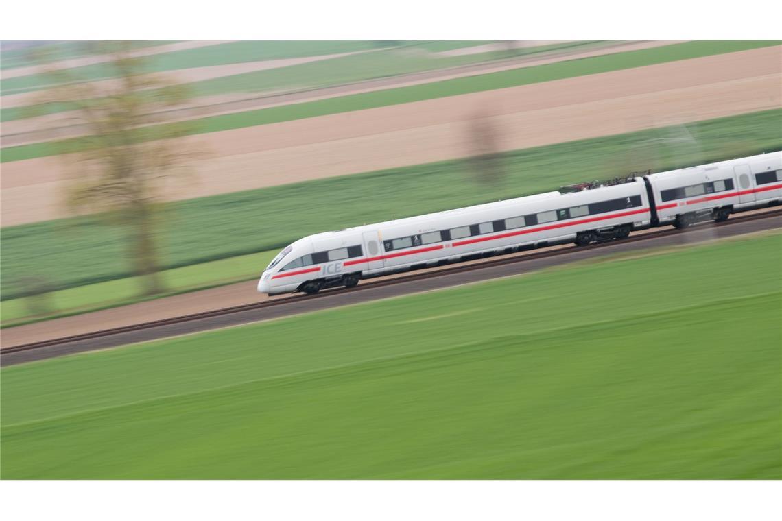 Rund jeder dritte Fernzug der Deutschen Bahn war im vergangenen Jahr unpünktlich. (Archivbild)