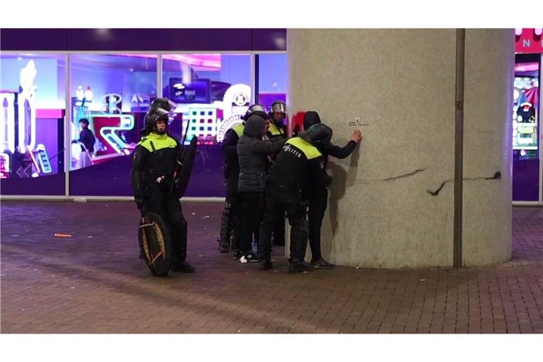 Rund um das Fußballspiel in Amsterdam kam es zu gewaltsamen Ausschreitungen.