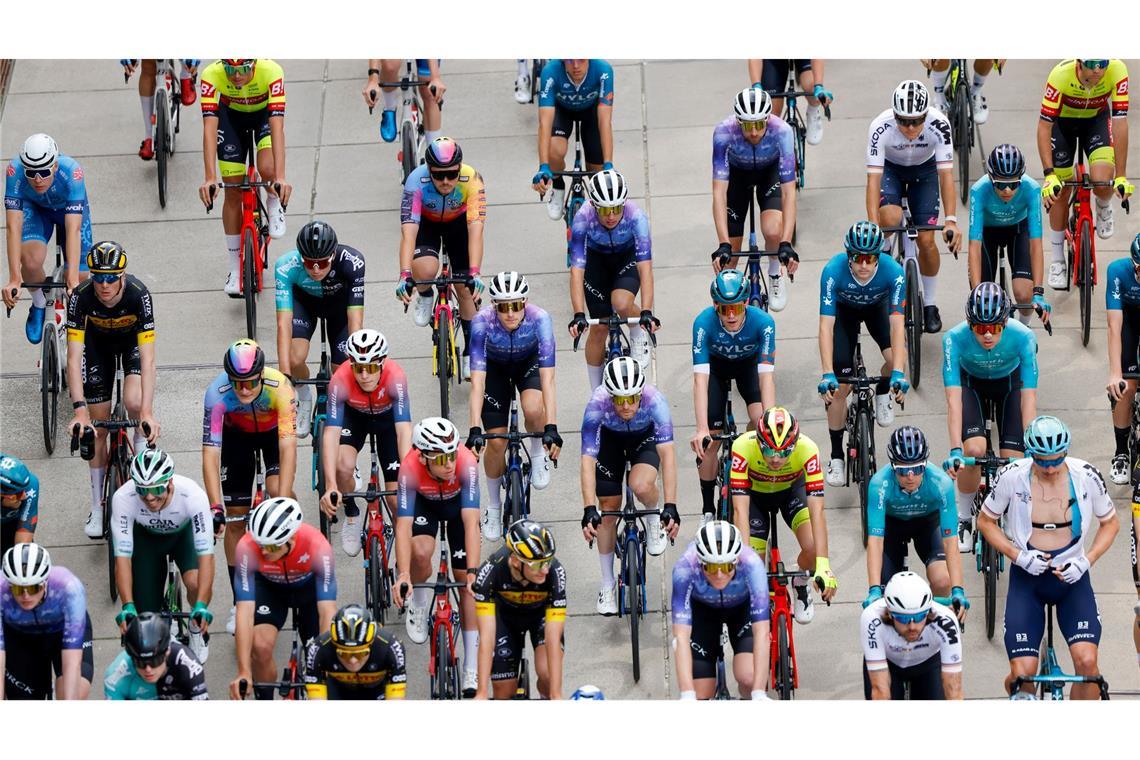 "Rund um Köln" heißt es heute für Radfahrer. Hier der Start der Profiteams bei dem Radrennen.