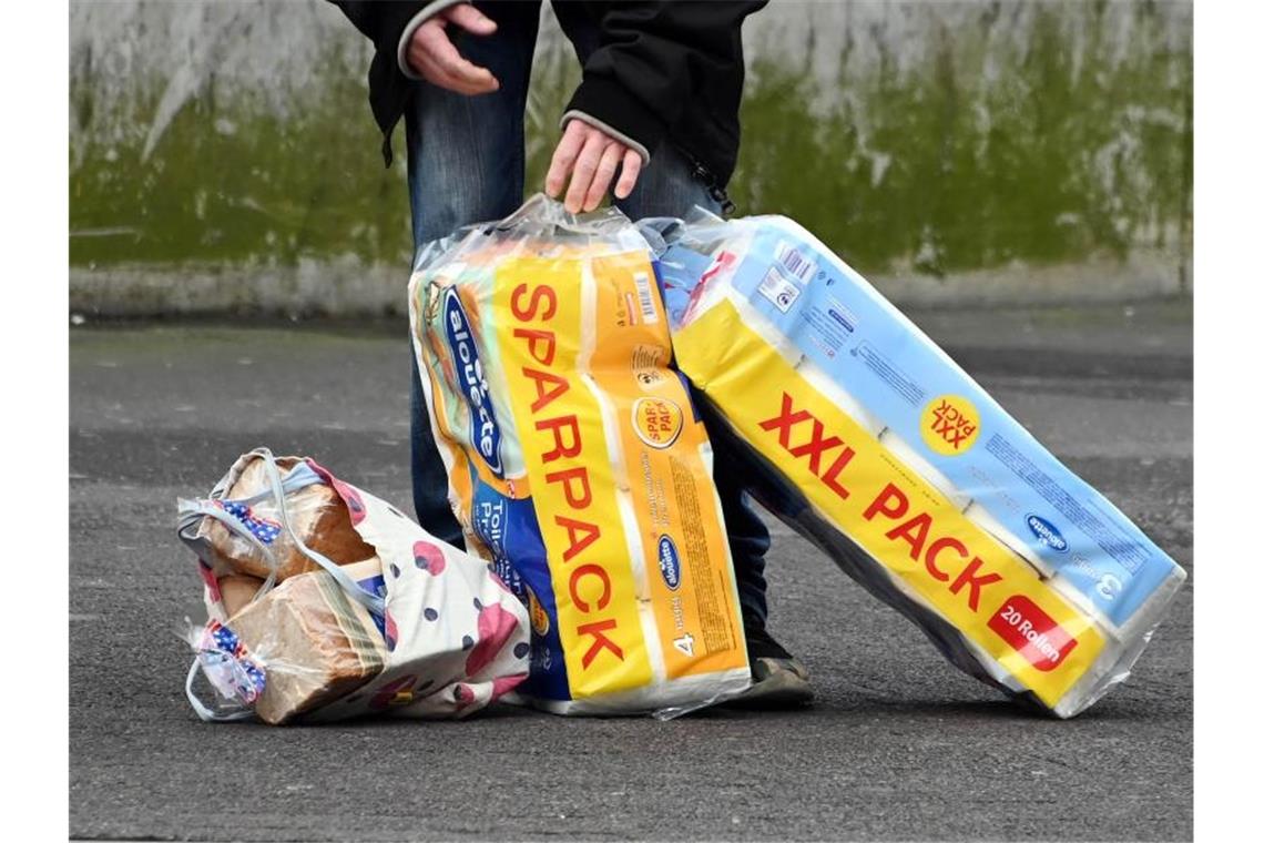 Erneut Hamsterkäufe bei Klopapier & Co Rundum versorgt - mit Toastbrot und zwei Großpackungen Klopapier. Foto: Uli Deck/dpa