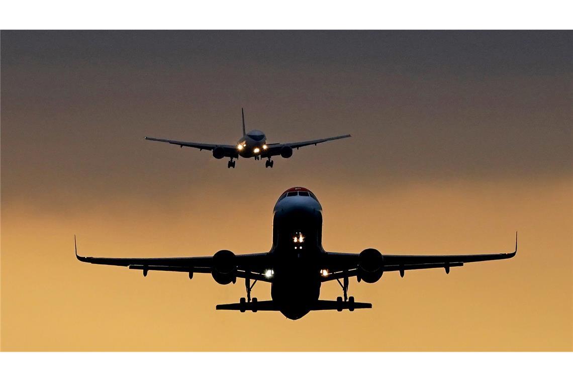 Rush Hour am Himmel: in den Sommerferien starten und landen Flugzeuge auf dem Flughafen London Gatwick.