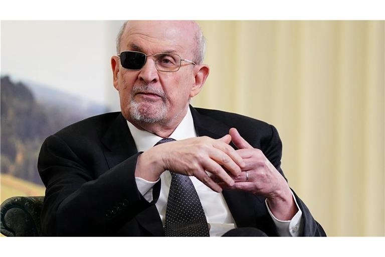 Autor Salman Rushdie kämpft weiter mit Folgen des Attentats Rushdie sprach mit dem Magazin "Tatler" über das Attentat. (Archivbild)