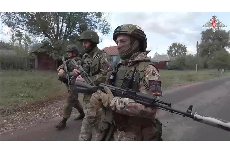 Russische Soldaten in einem Dorf im Grenzgebiet Kursk - nicht immer waren sie zum Schutz der Bewohner dort, wie ein Minister nun einräumte. (Archivbild)