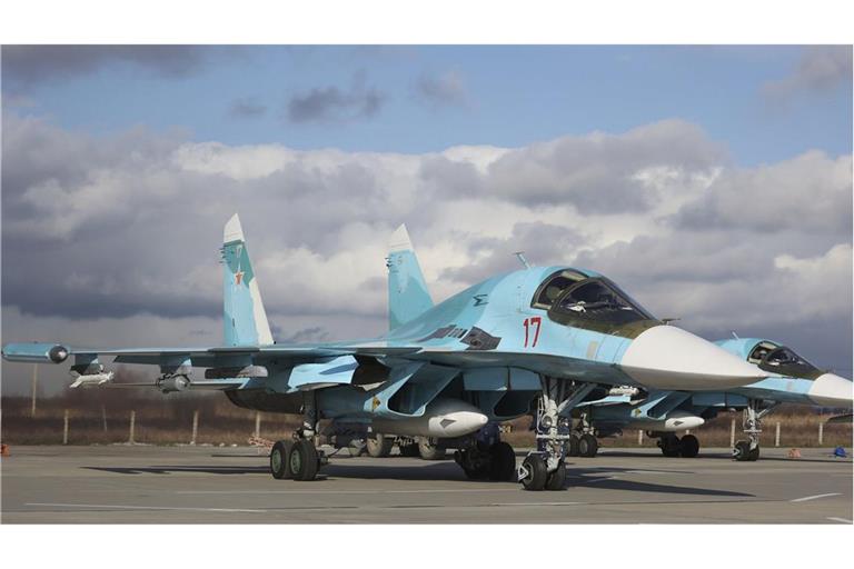 Russische Suchoi Su-34 Jagdbomber auf einem Flugplatz in der südrussischen Region Krasnodar. Zum zweiten Mal in dieser Woche ist in Russland ein Kampfflugzeug abgestürzt.