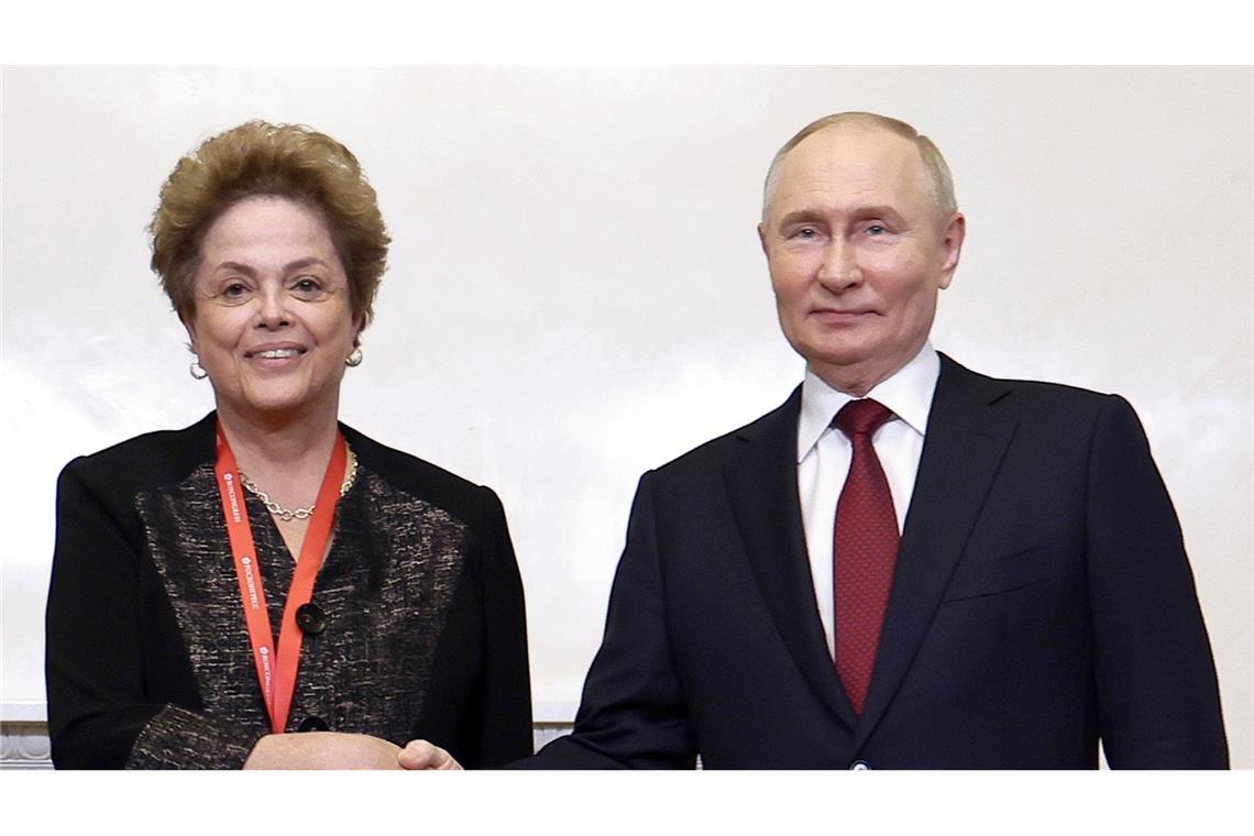 Russlands Präsident Wladimir Putin (r) und die ehemalige brasilianische Präsidentin Dilma Rousseff: Die russischen Behörden nutzen das Forum als Schaufenster, um die Entwicklung des Landes zu präsentieren und Investoren anzulocken.