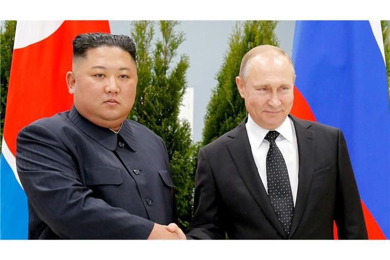 Russlands Präsident Wladimir Putin (r) will nach Angaben aus dem Kreml in das international isolierte Nordkorea reisen. Er trifft dort Kim Jong Un, wie schon hier 2019.
