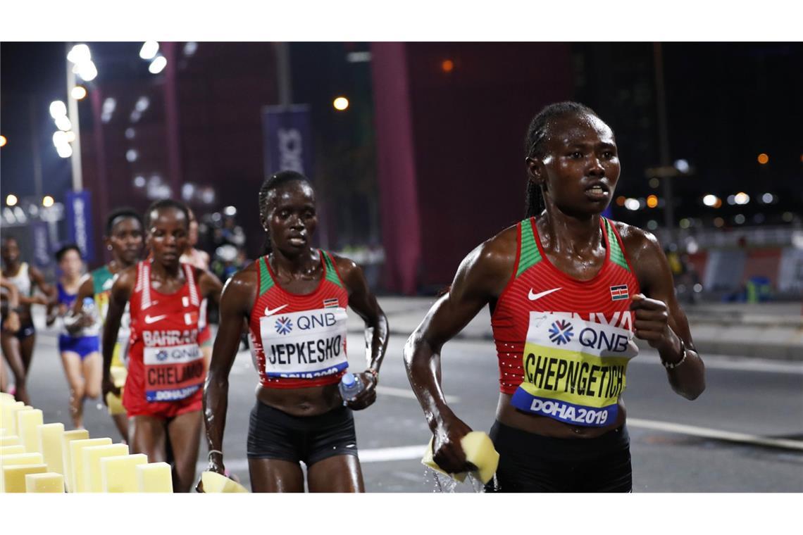 Ruth Chepngetich (re.) ist die schnellste Marathon-Läuferin der Welt. (Archivbild)