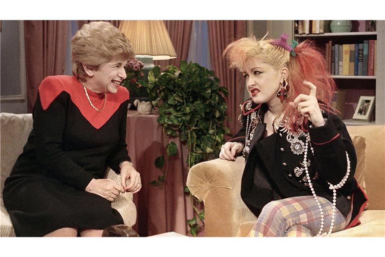 Ruth Westheimer (links) 1985 mit Cindy Lauper in New York