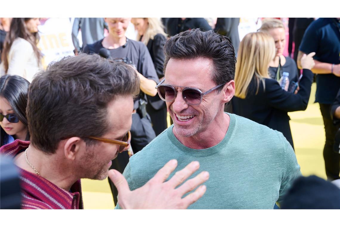 Ryan Reynolds und Hugh Jackman sind zu Scherzen aufgelegt.