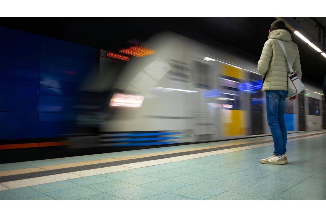 S-Bahn-Steg in Stuttgart – das Verkehrsministerium erwartet einen Anstieg der Straftaten in Bus und Bahn.