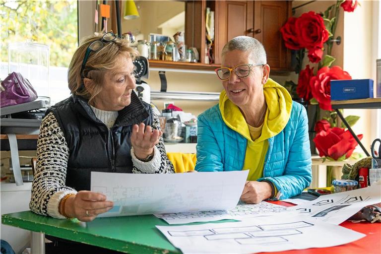 Gemeinsam für das gute Klima im Täle Sabine Löchelt (links) und Silke Müller-Zimmermann blicken im Weissacher Teekesselchen auf die Historie des Vereins zurück. Zahlreiche Akteure, dargestellt als Puzzleteilchen, haben dazu beigetragen, dass der Verein heute so ist, wie er ist. Foto: Alexander Becher
