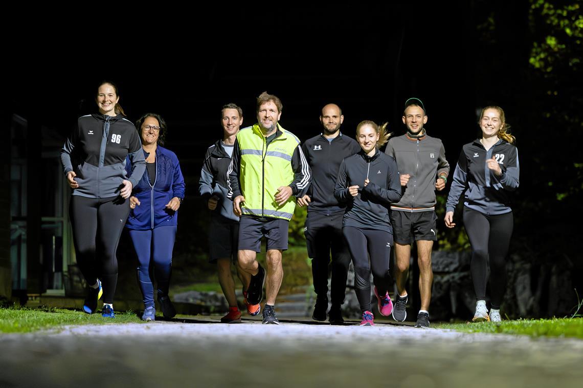 Sabrina Kaiser, Michaela Rombold, Mario Neutzner, Markus Kugler, Manuel Seifried, Carolin Erb, Alexander Heller und Maike Kugler (von links) vom Minavo-Lauftreff drehen vorgestern Abend bei milden Temperaturen ihre Runde rund um Althütte. Foto: Alexander Becher