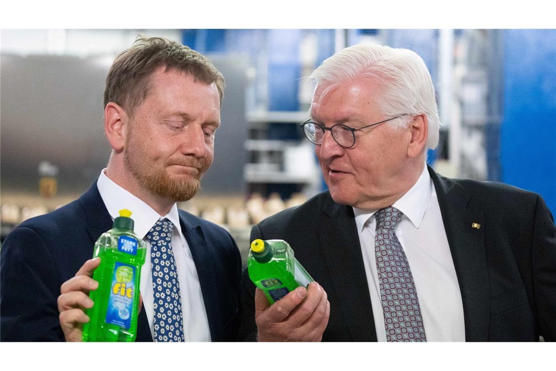 Sachsens Ministerpräsident Michael Kretschmer (l) und Bundespräsident Frank-Walter Steinmeier besuchen ein Werk des Spülmittelherstellers Fit in Zittau.