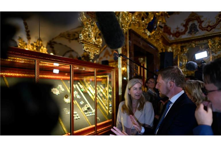 Sachsens Ministerpräsident Michael Kretschmer und die Generaldirektorin der Staatlichen Kunstsammlungen Dresden, Marion Ackermann, vor der mit den zurückgekehrten Beutestücken des Einbruchs von 2019 wieder bestückten Virtrine im Histortischen Grünen Gewölbe Dresden