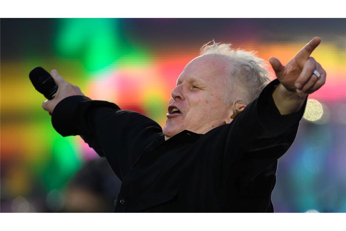 Sänger Herbert Grönemeyer performt zum Auftakt seiner Tournee im Dresdener Rudolf-Harbig-Stadion.