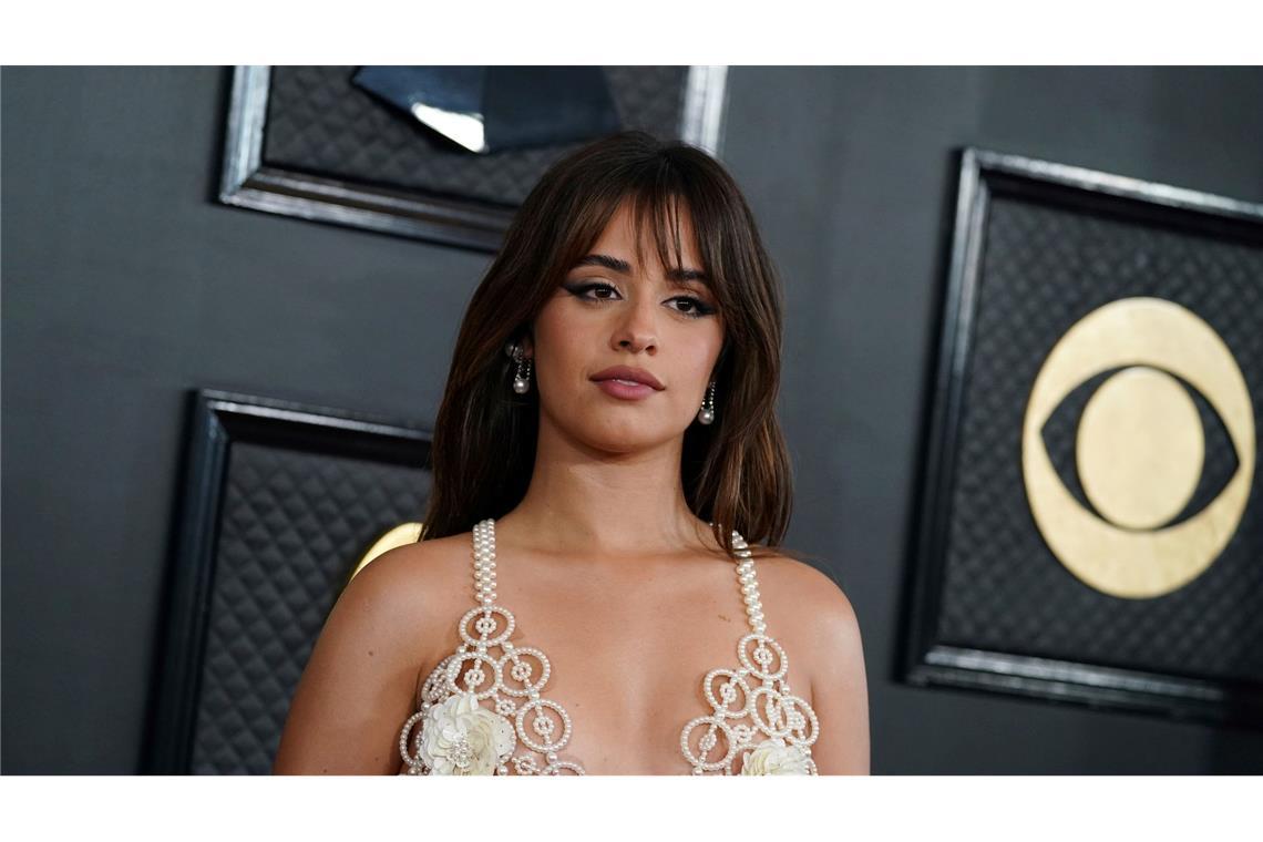 Sängerin Camila Cabello steckte eine Stunde lang im Aufzug fest - und erzählte Witze.
