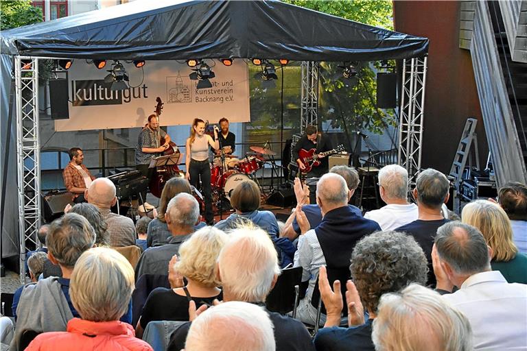 Sängerin Caro Trischler tritt erst beim zweiten Stück auf die Bühne und überzeugt mit Leichtigkeit und Klangsicherheit. Foto: Tobias Sellmaier