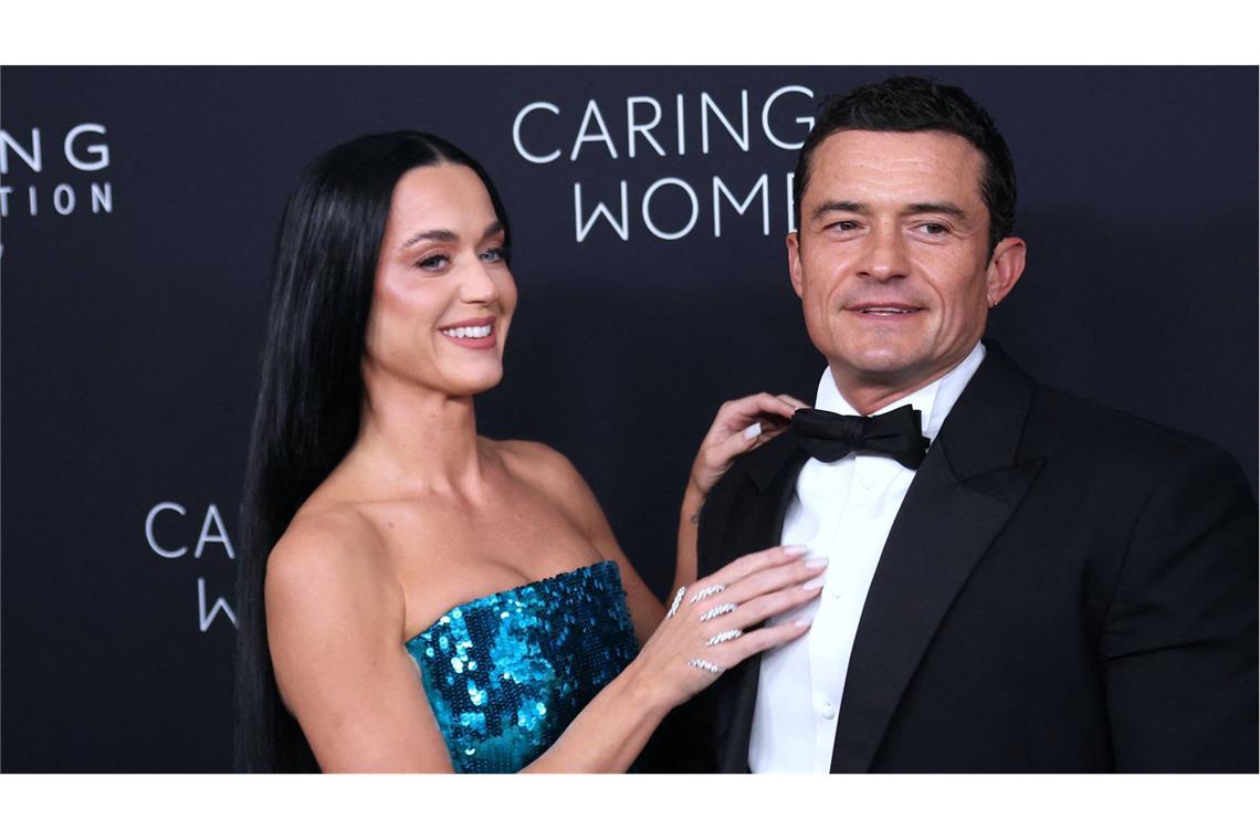 Sängerin Katy Perry mit ihrem Ehemann, Schauspieler Orlando Bloom, auf dem roten Teppich des „Caring for Women Dinner“.