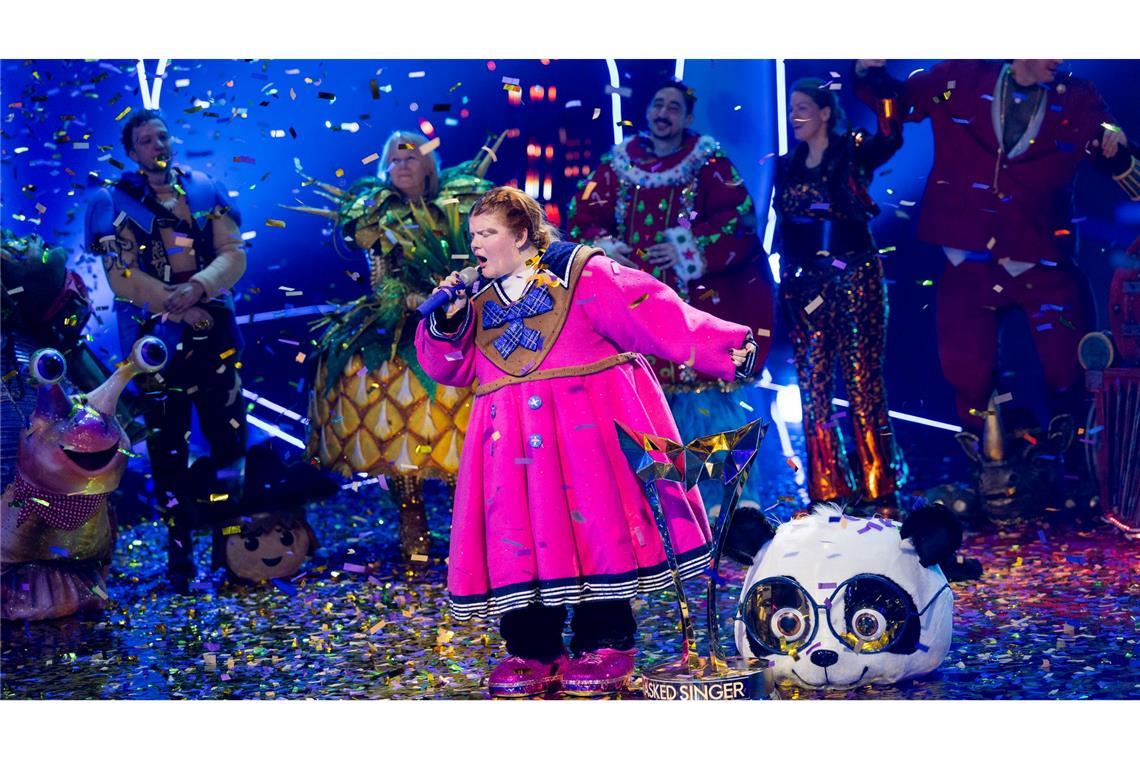 Sängerin Loi steht als Figur „Der Panda“ im Finale der Prosieben-Show „The Masked Singer“ auf der Bühne.