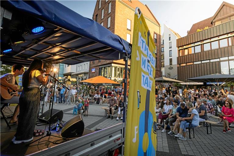 Sängerin Selina Aladar hat im vergangenen Jahr auf dem Obstmarkt das letzte Konzert der Reihe gegeben. Archivfoto: Alexander Becher